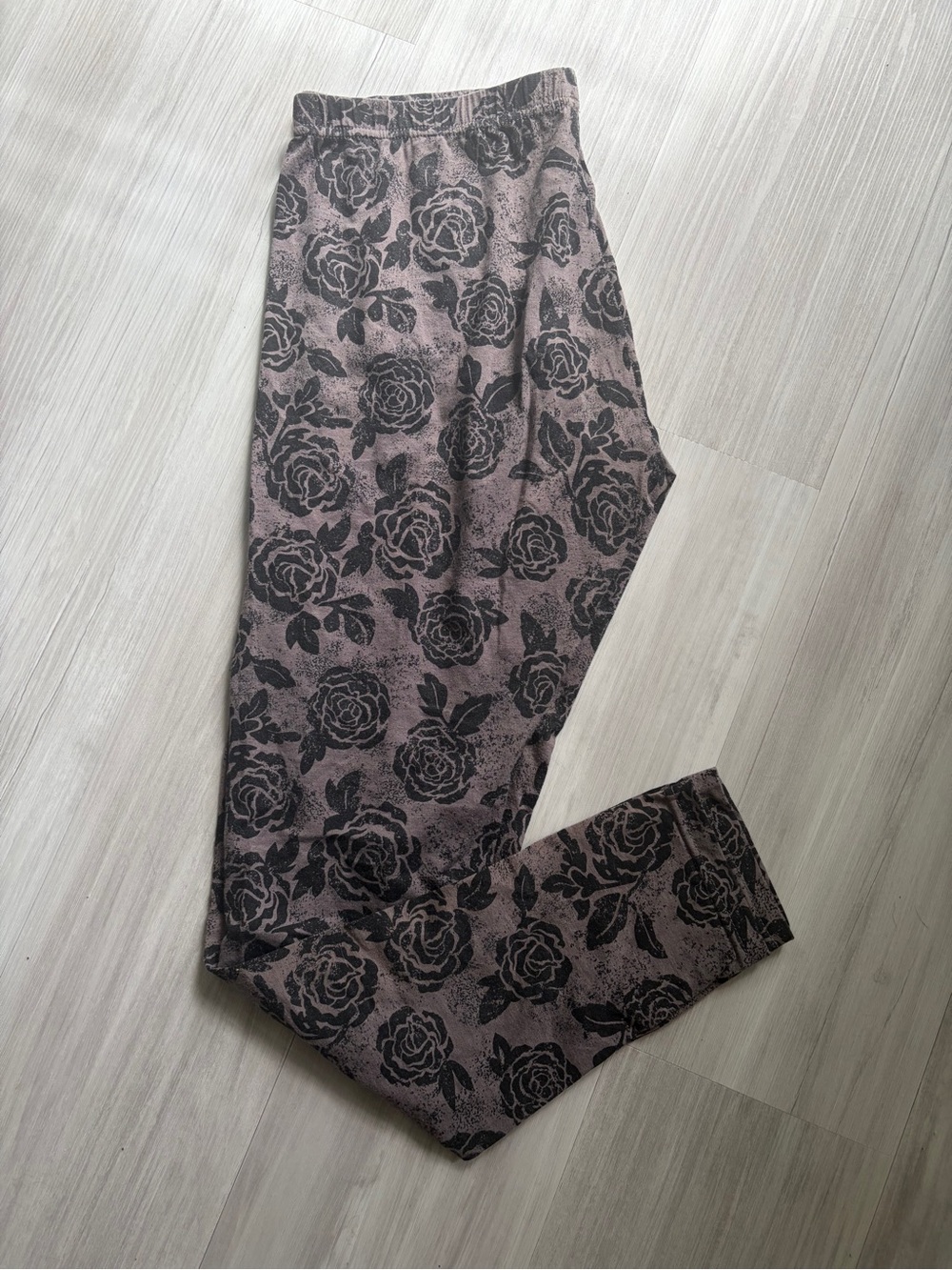 Xhilaration Women's Black Rose-Print Leggings on Taupe